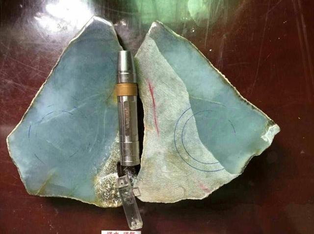 莫西沙打灯起黄雾说明什么翡翠原石赌石现场莫西沙-第5张图片-翡翠网 莫西沙打灯起黄雾说明什么翡翠原石赌石现场莫西沙-第5张图片-翡翠网