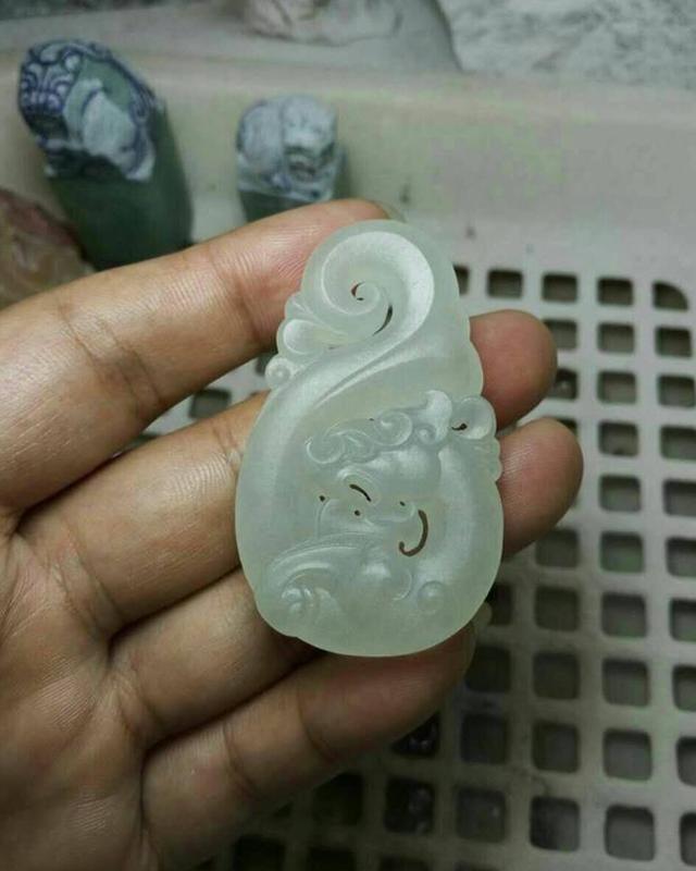 莫西沙打灯起黄雾说明什么翡翠原石赌石现场莫西沙-第11张图片-翡翠网 莫西沙打灯起黄雾说明什么翡翠原石赌石现场莫西沙-第11张图片-翡翠网