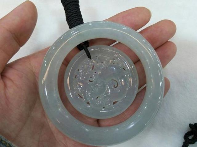 莫西沙打灯起黄雾说明什么翡翠原石赌石现场莫西沙-第13张图片-翡翠网 莫西沙打灯起黄雾说明什么翡翠原石赌石现场莫西沙-第13张图片-翡翠网