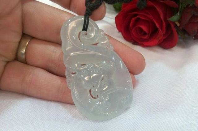 莫西沙打灯起黄雾说明什么翡翠原石赌石现场莫西沙-第17张图片-翡翠网 莫西沙打灯起黄雾说明什么翡翠原石赌石现场莫西沙-第17张图片-翡翠网