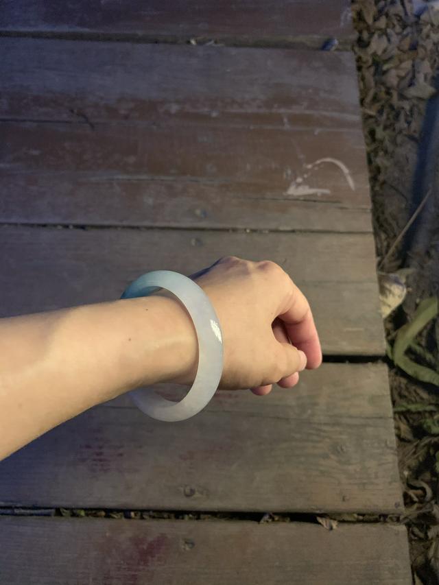 冰润飘金丝绿的翡翠手镯满绿金丝种翡翠-第2张图片-翡翠网 冰润飘金丝绿的翡翠手镯满绿金丝种翡翠-第2张图片-翡翠网