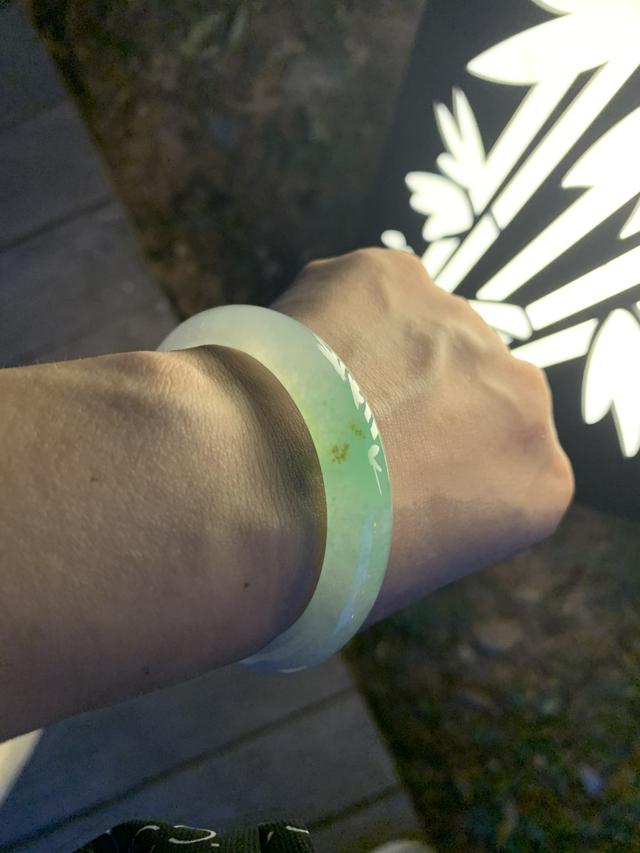 冰润飘金丝绿的翡翠手镯满绿金丝种翡翠-第3张图片-翡翠网 冰润飘金丝绿的翡翠手镯满绿金丝种翡翠-第3张图片-翡翠网