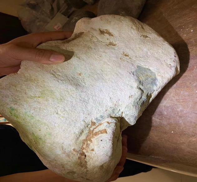 翡翠原石木那头层黄皮,黄皮白肉嫩种翡翠原石-第4张图片-翡翠网 翡翠原石木那头层黄皮,黄皮白肉嫩种翡翠原石-第4张图片-翡翠网