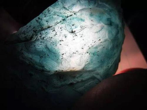 翡翠原石哪个坑口的好,缅甸翡翠原石解石知识-第7张图片-翡翠网 翡翠原石哪个坑口的好,缅甸翡翠原石解石知识-第7张图片-翡翠网