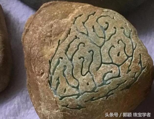 翡翠原石的了解翡翠原石窗口部分透光-第2张图片-翡翠网 翡翠原石的了解翡翠原石窗口部分透光-第2张图片-翡翠网