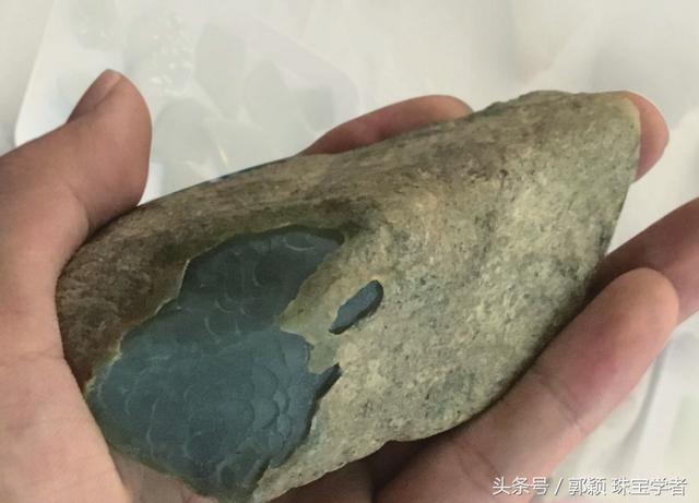 翡翠原石的了解翡翠原石窗口部分透光-第4张图片-翡翠网 翡翠原石的了解翡翠原石窗口部分透光-第4张图片-翡翠网