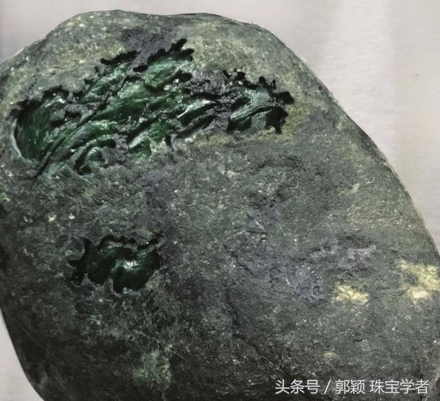 翡翠原石的了解翡翠原石窗口部分透光-第6张图片-翡翠网 翡翠原石的了解翡翠原石窗口部分透光-第6张图片-翡翠网
