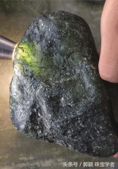 翡翠原石的了解翡翠原石窗口部分透光-第7张图片-翡翠网 翡翠原石的了解翡翠原石窗口部分透光-第7张图片-翡翠网