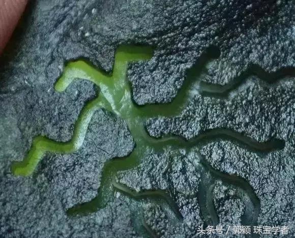 翡翠原石的了解翡翠原石窗口部分透光-第10张图片-翡翠网 翡翠原石的了解翡翠原石窗口部分透光-第10张图片-翡翠网