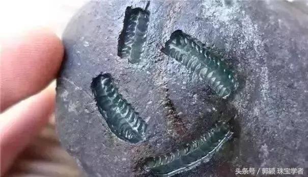 翡翠原石的了解翡翠原石窗口部分透光-第12张图片-翡翠网 翡翠原石的了解翡翠原石窗口部分透光-第12张图片-翡翠网