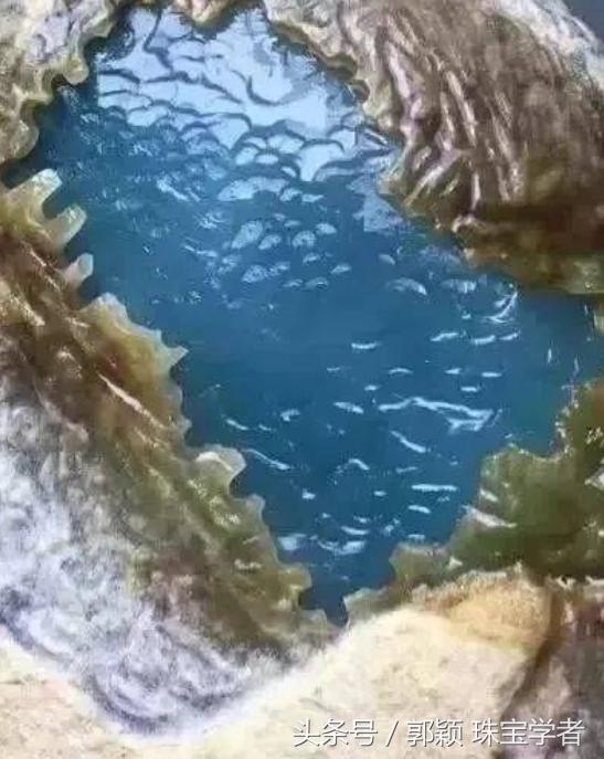 翡翠原石的了解翡翠原石窗口部分透光-第13张图片-翡翠网 翡翠原石的了解翡翠原石窗口部分透光-第13张图片-翡翠网