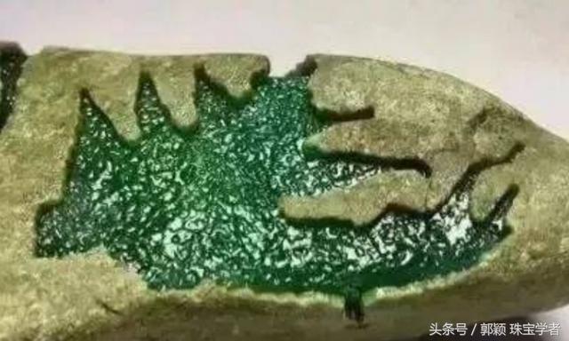 翡翠原石的了解翡翠原石窗口部分透光-第14张图片-翡翠网 翡翠原石的了解翡翠原石窗口部分透光-第14张图片-翡翠网