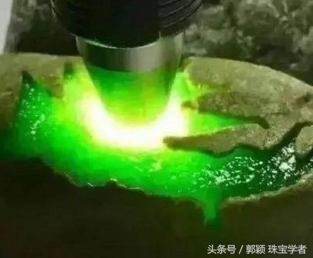 翡翠原石的了解翡翠原石窗口部分透光-第15张图片-翡翠网 翡翠原石的了解翡翠原石窗口部分透光-第15张图片-翡翠网