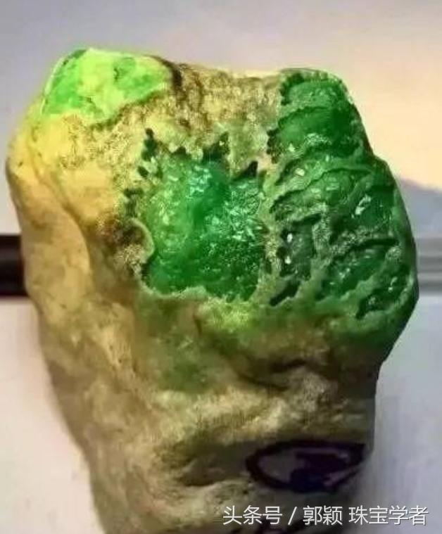 翡翠原石的了解翡翠原石窗口部分透光-第16张图片-翡翠网 翡翠原石的了解翡翠原石窗口部分透光-第16张图片-翡翠网