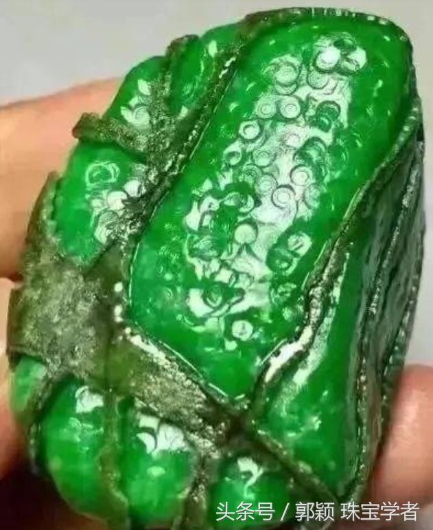 翡翠原石的了解翡翠原石窗口部分透光-第17张图片-翡翠网 翡翠原石的了解翡翠原石窗口部分透光-第17张图片-翡翠网