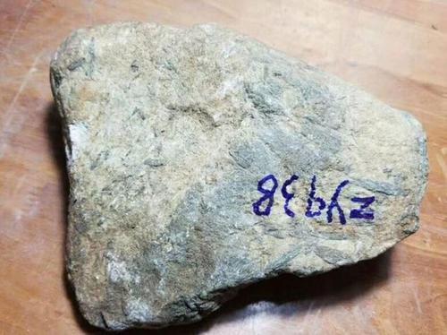 翡翠矿场原石切割,翡翠为什么要选择原石-第2张图片-翡翠网 翡翠矿场原石切割,翡翠为什么要选择原石-第2张图片-翡翠网