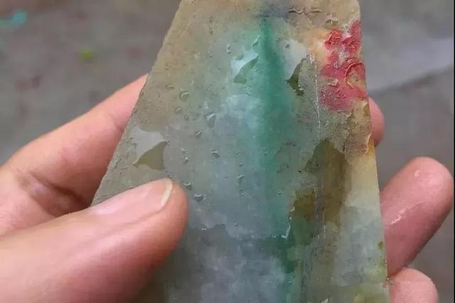 翡翠原石切出色带视频,翡翠原石要磨到什么程度-第2张图片-翡翠网 翡翠原石切出色带视频,翡翠原石要磨到什么程度-第2张图片-翡翠网