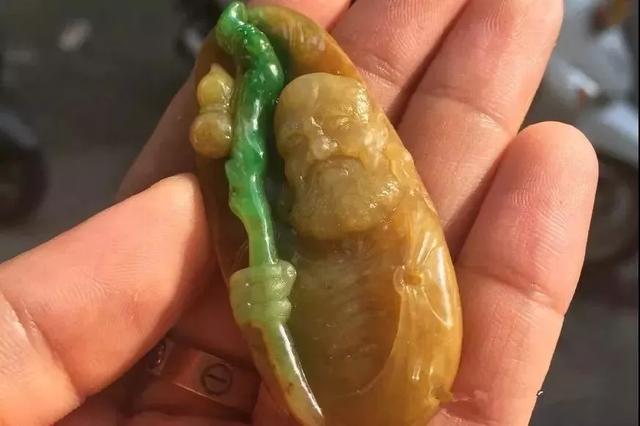 翡翠原石切出色带视频,翡翠原石要磨到什么程度-第4张图片-翡翠网 翡翠原石切出色带视频,翡翠原石要磨到什么程度-第4张图片-翡翠网