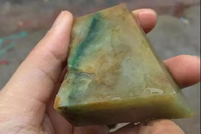 翡翠原石切出色带视频,翡翠原石要磨到什么程度-第5张图片-翡翠网 翡翠原石切出色带视频,翡翠原石要磨到什么程度-第5张图片-翡翠网