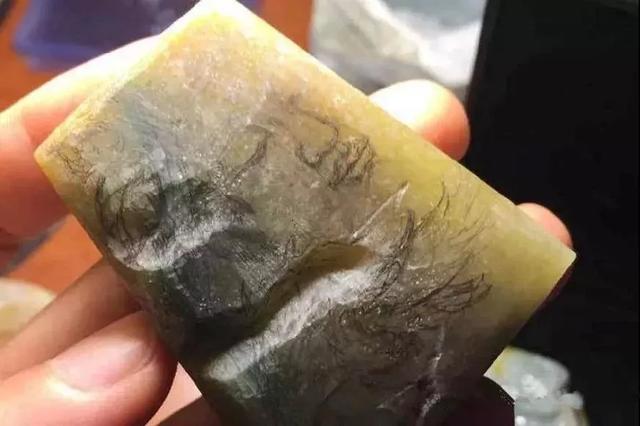 翡翠原石切出色带视频,翡翠原石要磨到什么程度-第6张图片-翡翠网 翡翠原石切出色带视频,翡翠原石要磨到什么程度-第6张图片-翡翠网