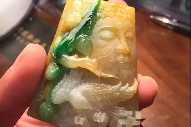 翡翠原石切出色带视频,翡翠原石要磨到什么程度-第8张图片-翡翠网 翡翠原石切出色带视频,翡翠原石要磨到什么程度-第8张图片-翡翠网