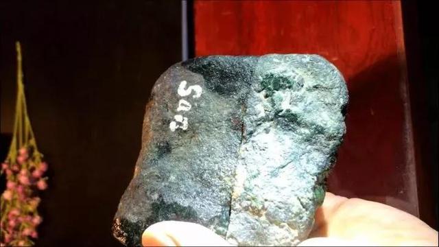 翡翠原石枯翡翠木那原石枯癣-第1张图片-翡翠网 翡翠原石枯翡翠木那原石枯癣-第1张图片-翡翠网