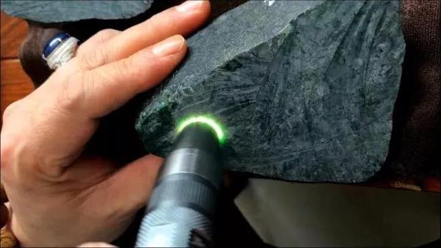 翡翠原石枯翡翠木那原石枯癣-第4张图片-翡翠网 翡翠原石枯翡翠木那原石枯癣-第4张图片-翡翠网