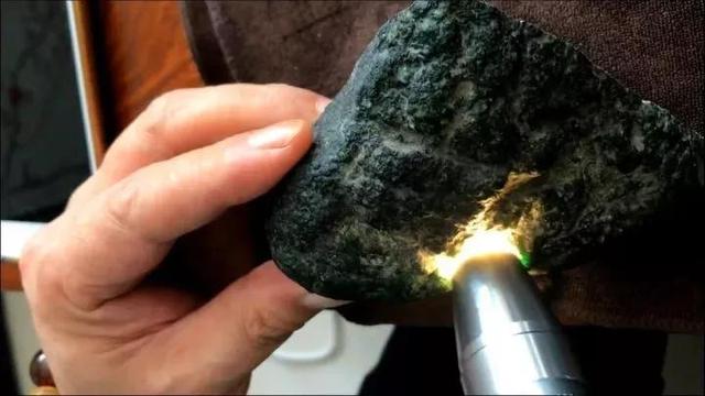 翡翠原石枯翡翠木那原石枯癣-第6张图片-翡翠网 翡翠原石枯翡翠木那原石枯癣-第6张图片-翡翠网