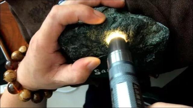 翡翠原石枯翡翠木那原石枯癣-第7张图片-翡翠网 翡翠原石枯翡翠木那原石枯癣-第7张图片-翡翠网