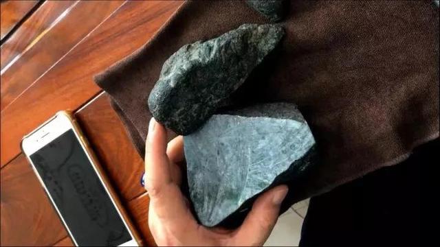 翡翠原石枯翡翠木那原石枯癣-第8张图片-翡翠网 翡翠原石枯翡翠木那原石枯癣-第8张图片-翡翠网