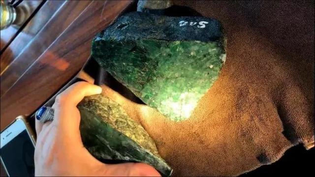 翡翠原石枯翡翠木那原石枯癣-第9张图片-翡翠网 翡翠原石枯翡翠木那原石枯癣-第9张图片-翡翠网