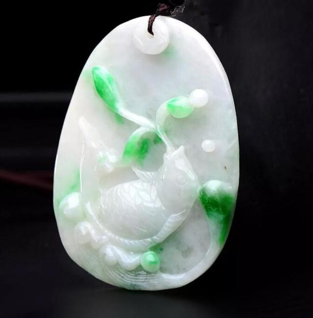 翡翠白底手镯的特点5000左右的糯种手镯-第3张图片-翡翠网 翡翠白底手镯的特点5000左右的糯种手镯-第3张图片-翡翠网