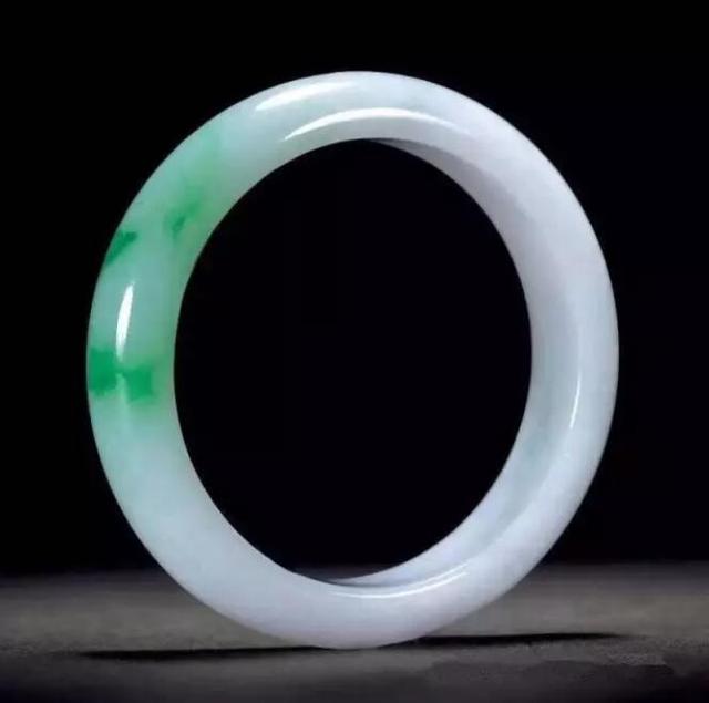 翡翠白底手镯的特点5000左右的糯种手镯-第6张图片-翡翠网 翡翠白底手镯的特点5000左右的糯种手镯-第6张图片-翡翠网