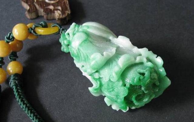 翡翠白底手镯的特点5000左右的糯种手镯-第8张图片-翡翠网 翡翠白底手镯的特点5000左右的糯种手镯-第8张图片-翡翠网