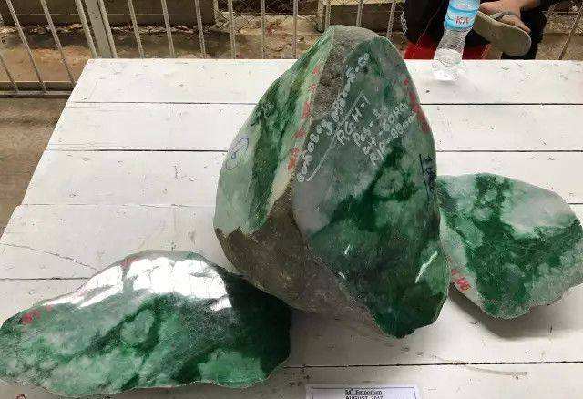 缅甸翡翠原石基本知识的简单介绍-第2张图片-翡翠网 缅甸翡翠原石基本知识的简单介绍-第2张图片-翡翠网