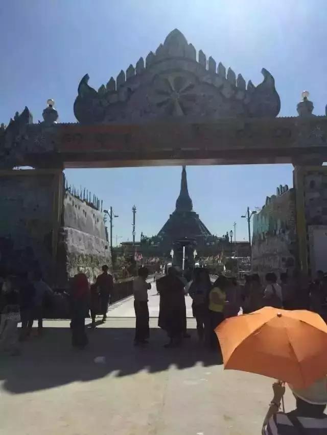 我的翡翠原石是带灵性的放水里鉴别死玉活玉-第1张图片-翡翠网 我的翡翠原石是带灵性的放水里鉴别死玉活玉-第1张图片-翡翠网