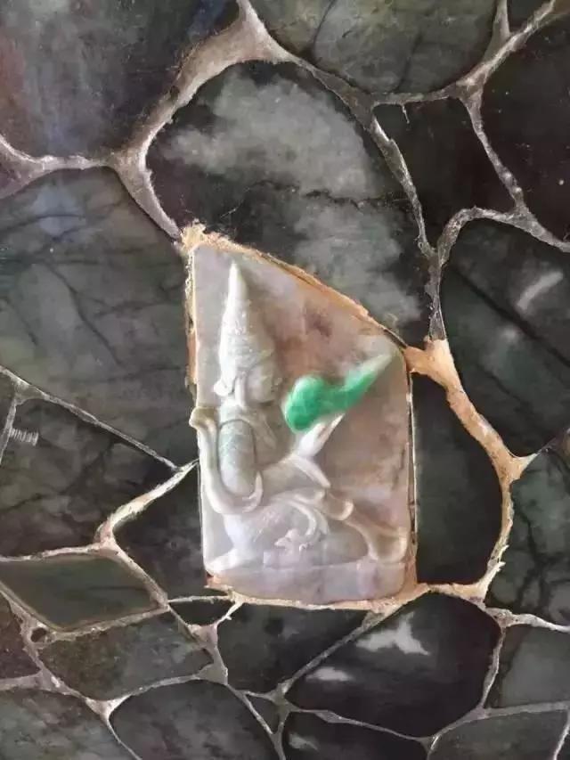 我的翡翠原石是带灵性的放水里鉴别死玉活玉-第7张图片-翡翠网 我的翡翠原石是带灵性的放水里鉴别死玉活玉-第7张图片-翡翠网