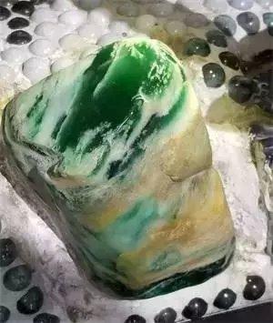 我的翡翠原石是带灵性的放水里鉴别死玉活玉-第8张图片-翡翠网 我的翡翠原石是带灵性的放水里鉴别死玉活玉-第8张图片-翡翠网