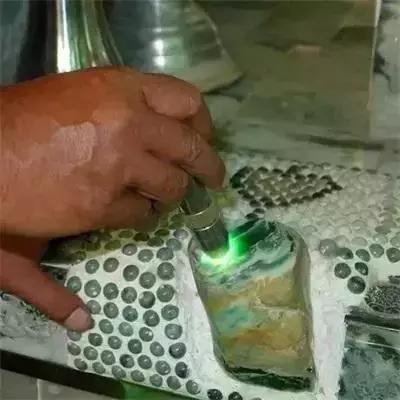 我的翡翠原石是带灵性的放水里鉴别死玉活玉-第9张图片-翡翠网 我的翡翠原石是带灵性的放水里鉴别死玉活玉-第9张图片-翡翠网