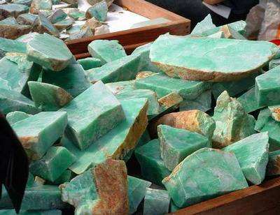 网上几十元翡翠原石还能买翡翠原石价格多少一公斤-第2张图片-翡翠网 网上几十元翡翠原石还能买翡翠原石价格多少一公斤-第2张图片-翡翠网