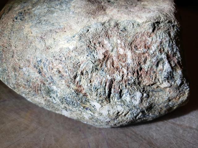 翡翠原石全身黑癣翡翠原石的包头癣-第2张图片-翡翠网 翡翠原石全身黑癣翡翠原石的包头癣-第2张图片-翡翠网