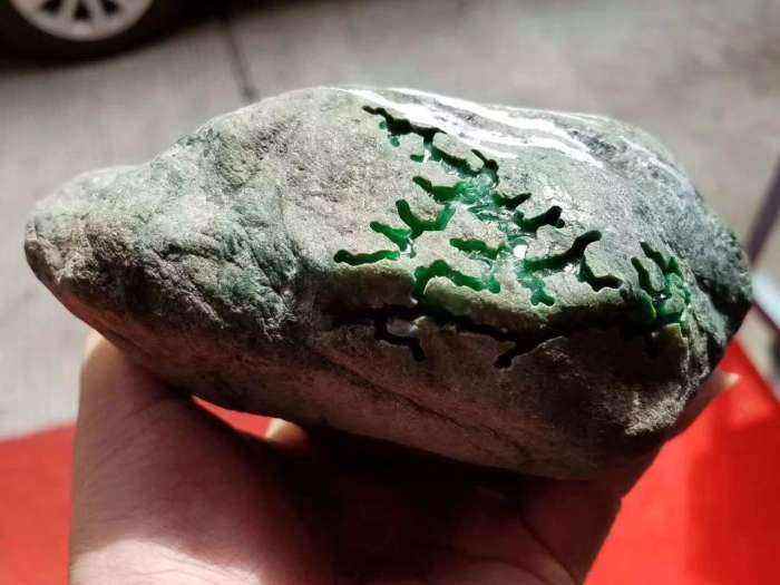 高质量翡翠原石的皮壳的简单介绍-第1张图片-翡翠网 高质量翡翠原石的皮壳的简单介绍-第1张图片-翡翠网