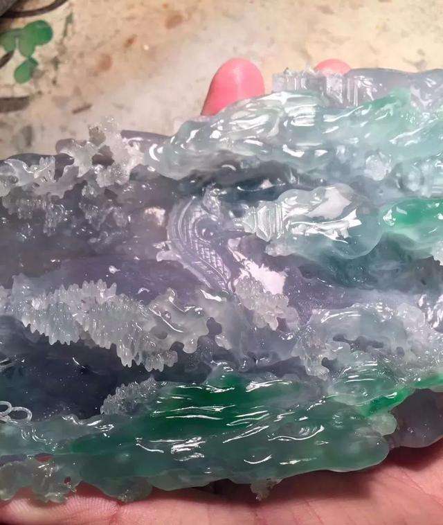 春带彩翡翠原石特点,翡翠原石带春是什么意思-第2张图片-翡翠网 春带彩翡翠原石特点,翡翠原石带春是什么意思-第2张图片-翡翠网