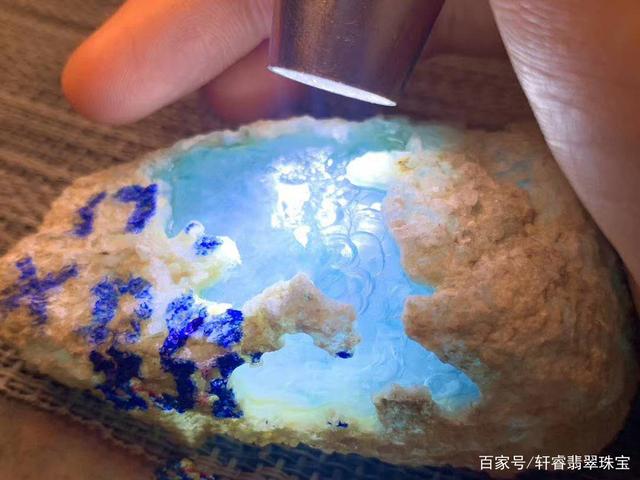 吉林蓝色的翡翠原石,翡翠蓝翠原石-第1张图片-翡翠网 吉林蓝色的翡翠原石,翡翠蓝翠原石-第1张图片-翡翠网