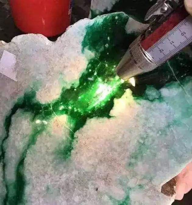 吉林蓝色的翡翠原石,翡翠蓝翠原石-第2张图片-翡翠网 吉林蓝色的翡翠原石,翡翠蓝翠原石-第2张图片-翡翠网