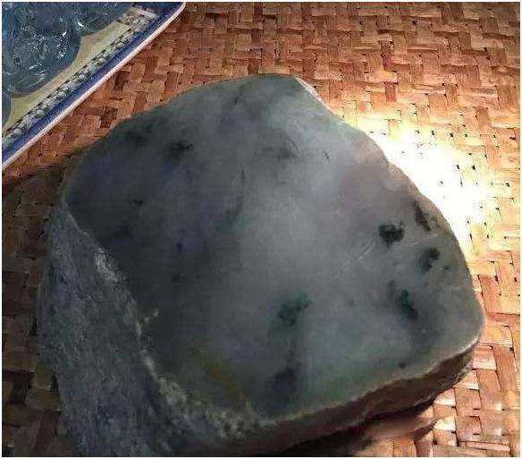 翡翠原石是扁的好还是圆的好高端的翡翠镯子是圆条还是扁条-第1张图片-翡翠网 翡翠原石是扁的好还是圆的好高端的翡翠镯子是圆条还是扁条-第1张图片-翡翠网