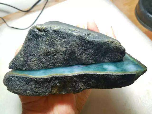 翡翠原石是扁的好还是圆的好高端的翡翠镯子是圆条还是扁条-第2张图片-翡翠网 翡翠原石是扁的好还是圆的好高端的翡翠镯子是圆条还是扁条-第2张图片-翡翠网