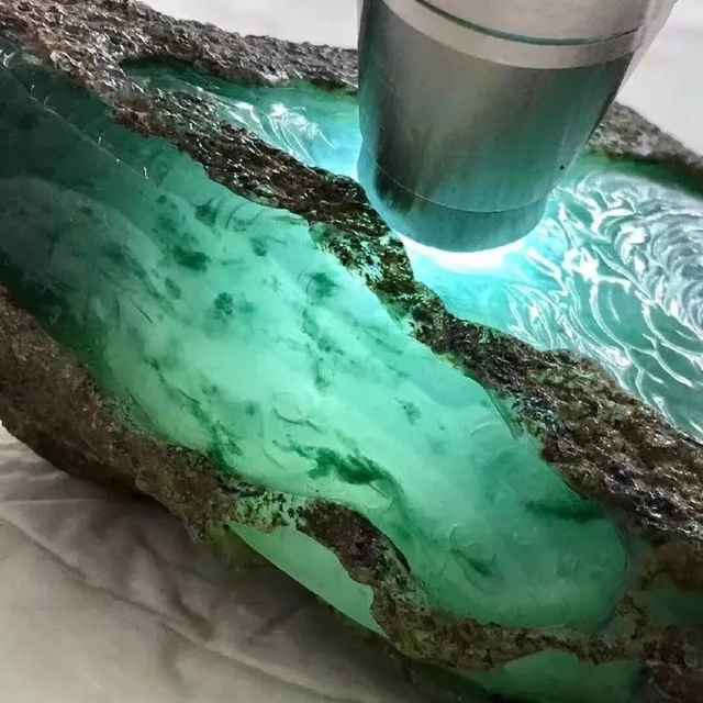 翡翠原石去哪里加工,翡翠原石怎么加工-第2张图片-翡翠网 翡翠原石去哪里加工,翡翠原石怎么加工-第2张图片-翡翠网