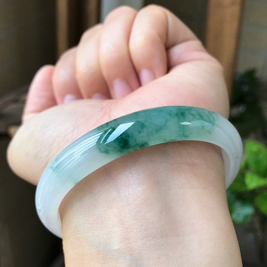 55糯种翡翠贵妃镯子价位,翡翠贵妃手镯价格-第2张图片-翡翠网 55糯种翡翠贵妃镯子价位,翡翠贵妃手镯价格-第2张图片-翡翠网