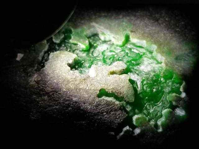 原石开出翡翠,翡翠原石切出满绿翡翠-第1张图片-翡翠网 原石开出翡翠,翡翠原石切出满绿翡翠-第1张图片-翡翠网